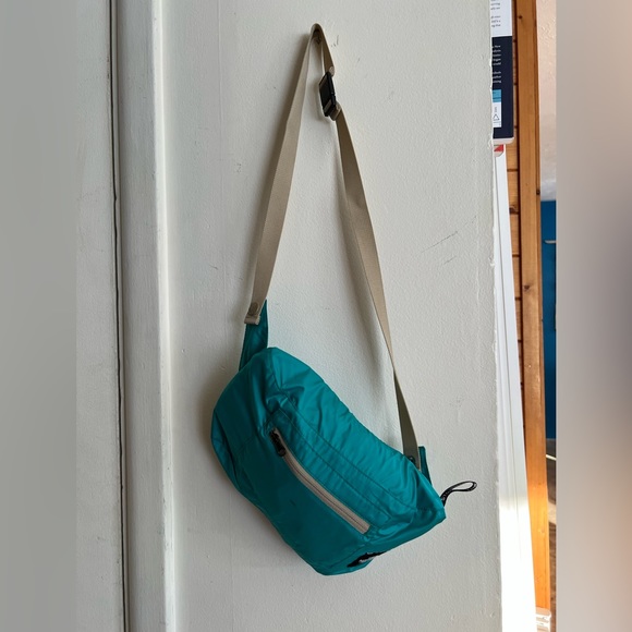 The north face windbreaker that folds up into a Fanny pack for easy carrying - Picture 3 of 5